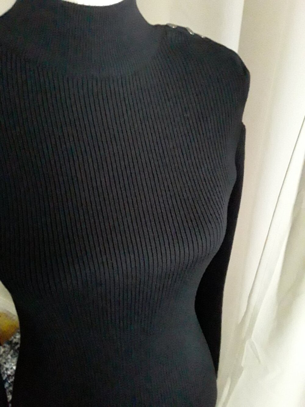 Tahari T lovely button accent shoulder sweater top size M